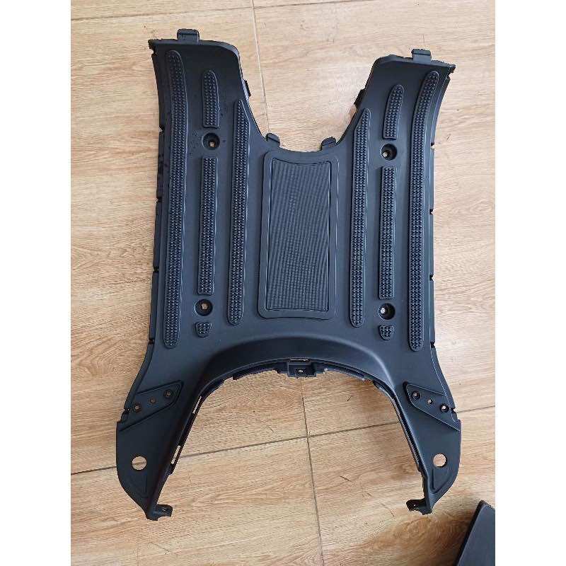 Sàn nhựa để chân xe máy điện Vespa