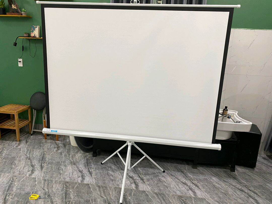 Màn chiếu 3 chân 1m5 (84 inch)