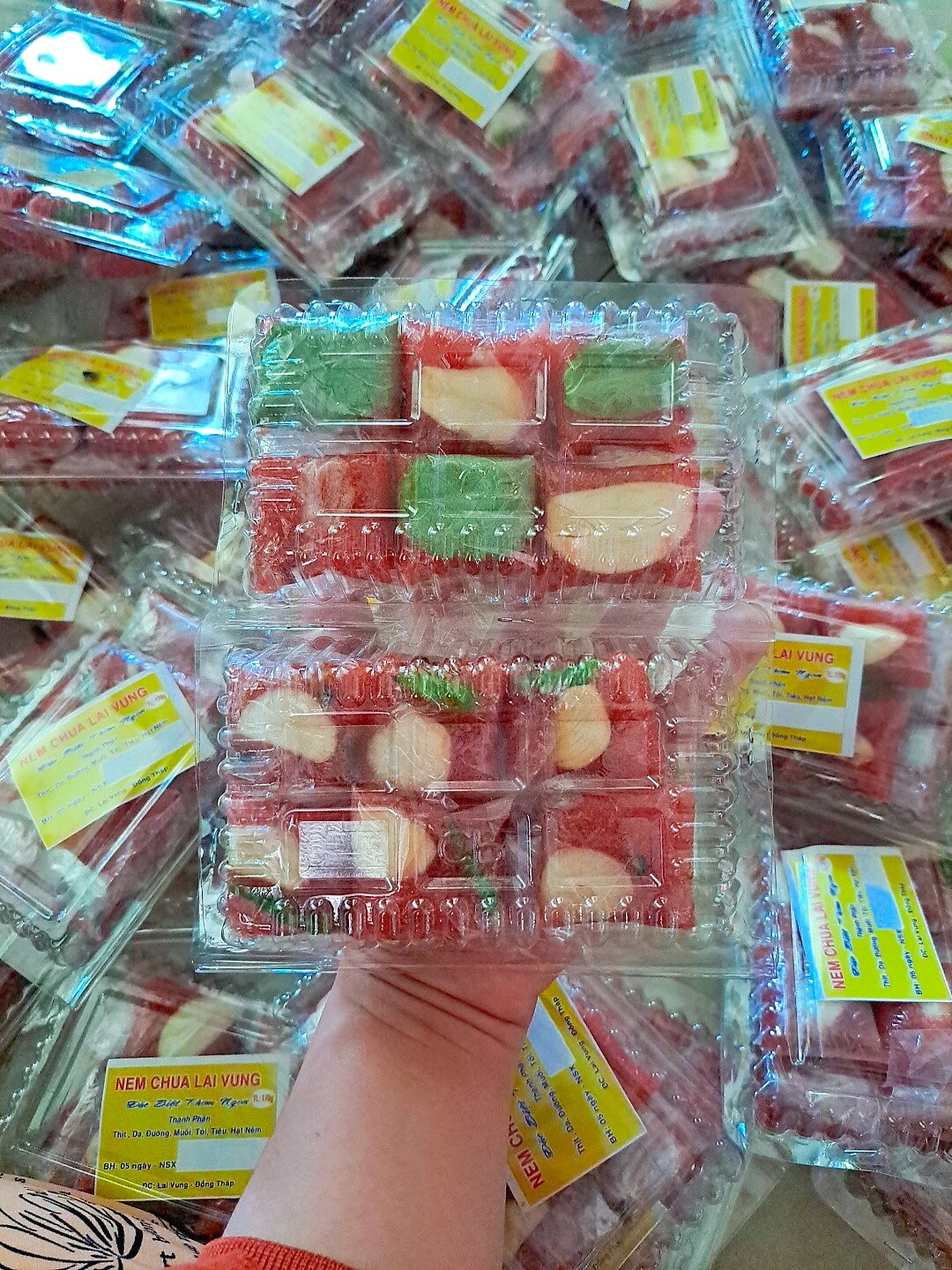 NEM CHUA LAI VUNG TỎI ỚT + LÁ ( HỘP 10 CHIẾC NHƯ HÌNH )