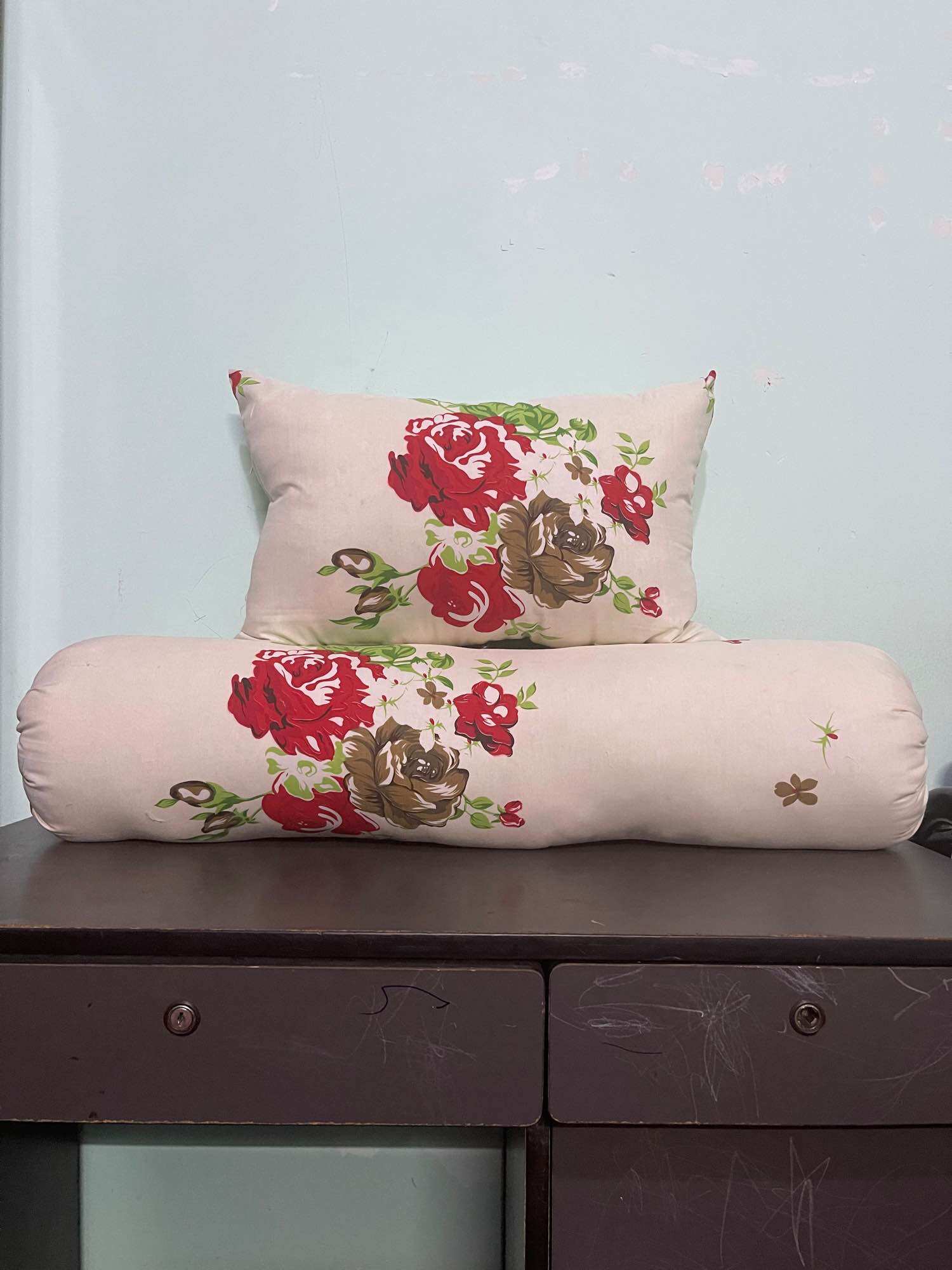 1 gối nằm (50x70) + 1 gối ôm dài (35x100) (mẫu ngẫu nhiên)