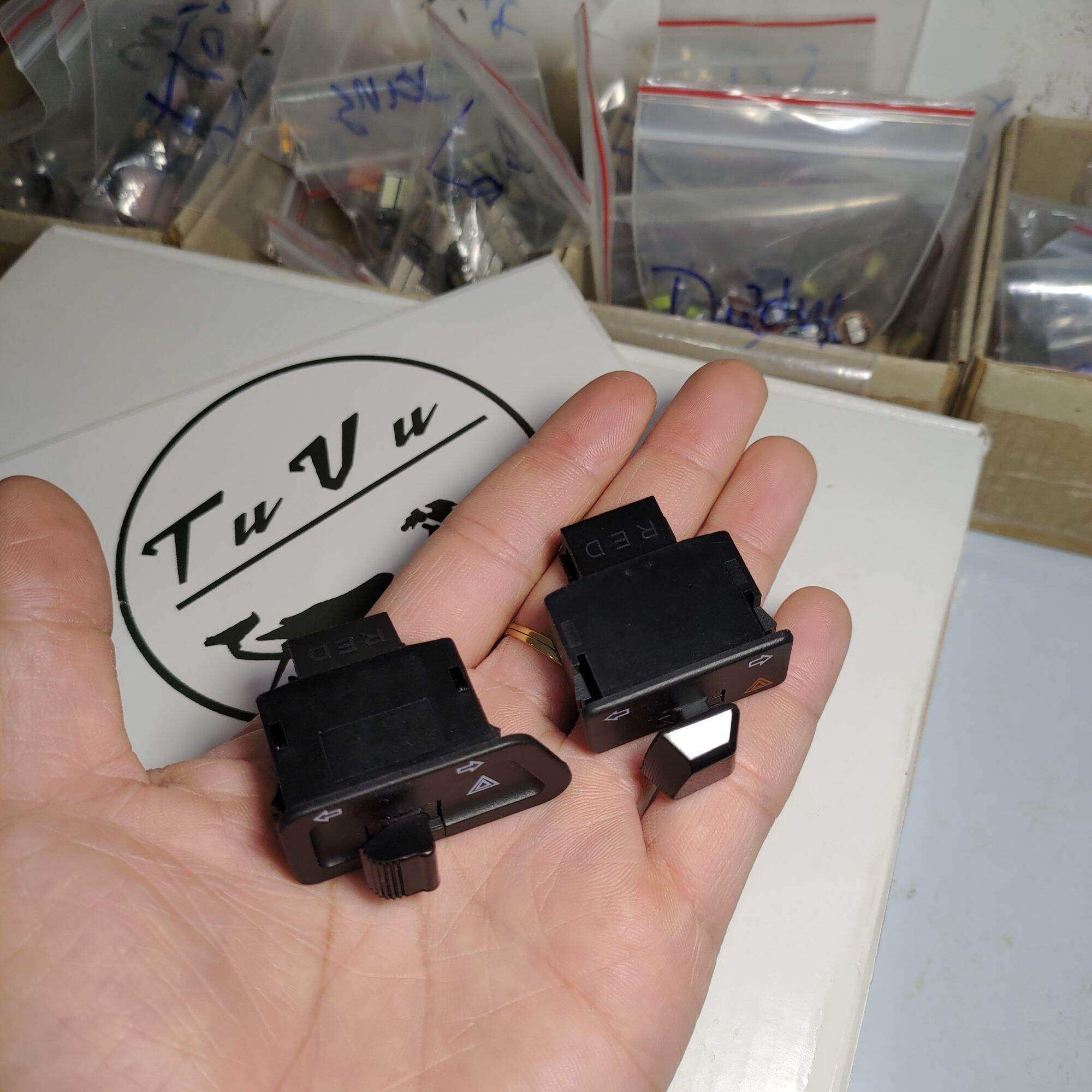 Công tắc xinhan tích hợp HAZARD ( nháy cả 4 bóng)