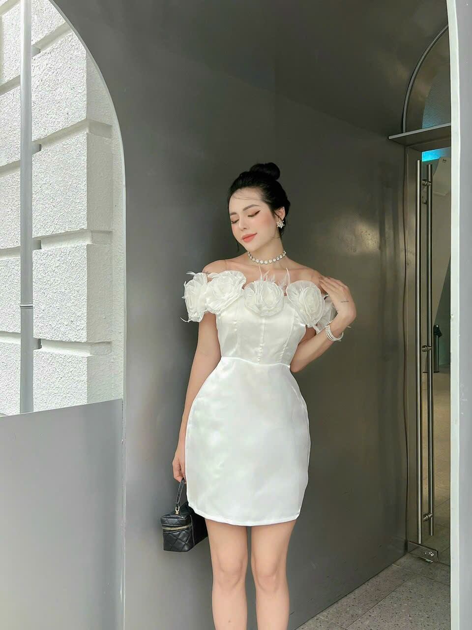 ĐẦM TRỄ VAI TRẮNG HOA HỒNG LÔNG VŨ (CÓ MÚT NGỰC, LÓT QUẦN)