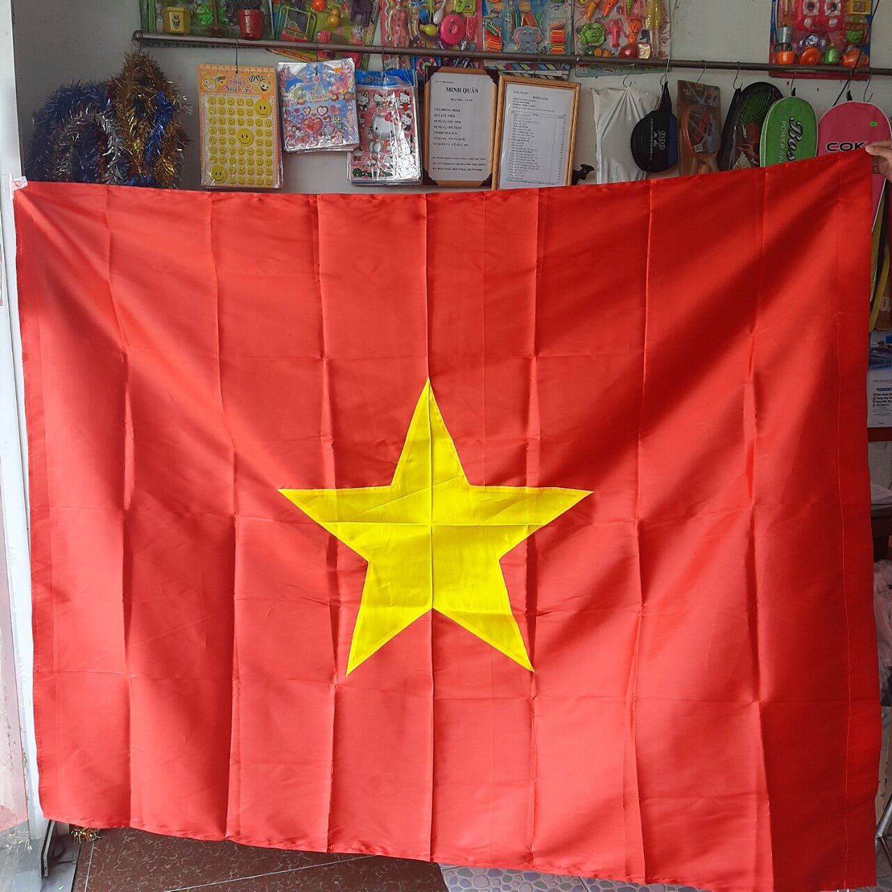 Cờ Đỏ Sao Vàng:
Chiếc cờ đỏ sao vàng là biểu tượng quốc gia của Việt Nam. Với sự thay đổi của lịch sử, cờ đỏ sao vàng đã biến đổi qua nhiều thời kỳ. Tuy nhiên, sức hút của cờ đỏ sao vàng vẫn được giữ nguyên trong lòng người dân Việt Nam. Nhấn vào hình ảnh để tận hưởng sắc đỏ sao vàng của chiếc cờ quốc kỳ đầy ý nghĩa này.