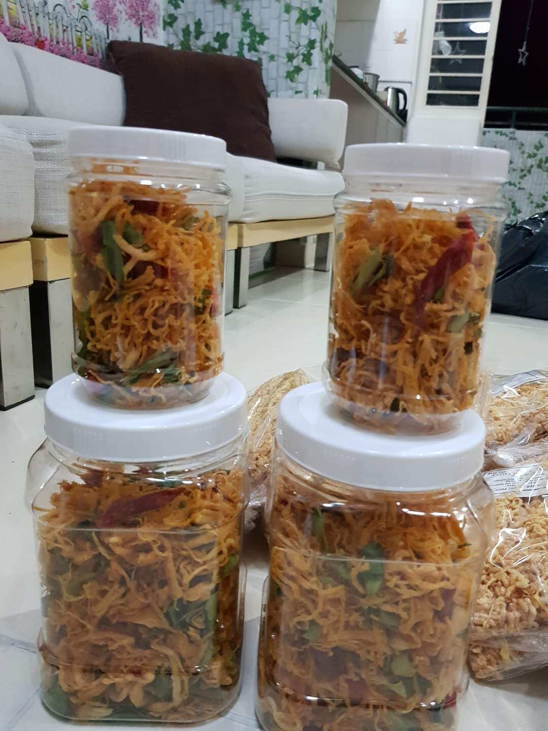 Cơm cháy lắc khô gà lá chanh
