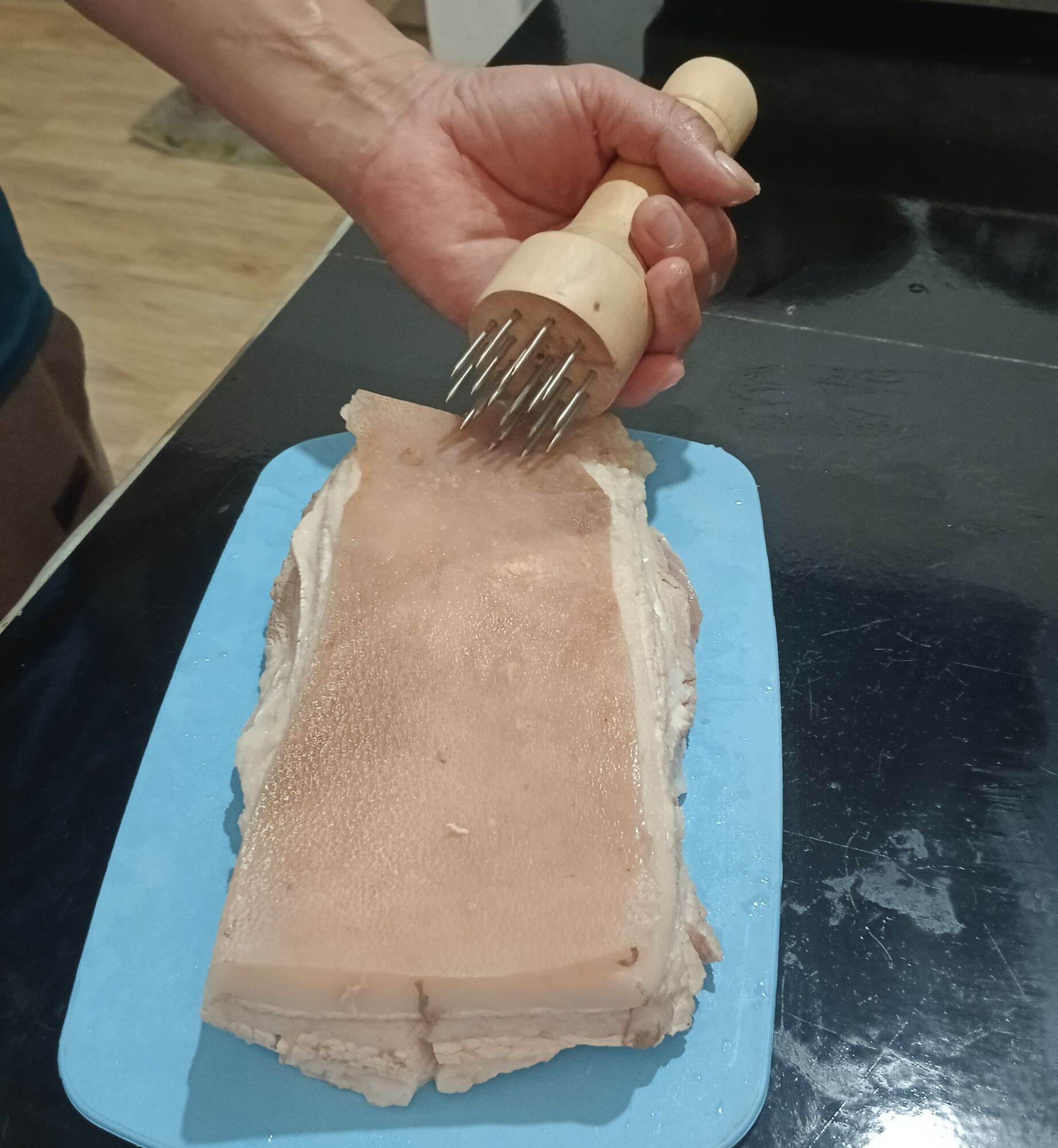 Dụng cụ xăm bì [đâm thịt ướp cho thấm]