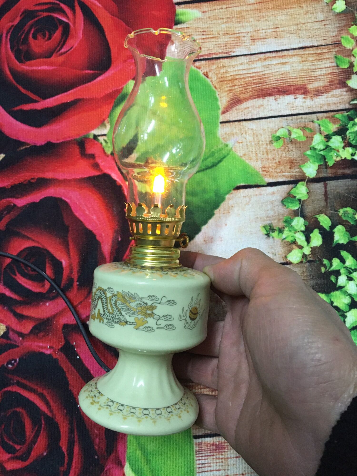 Đèn dầu thờ dùng điện men sứ vàng nhạt