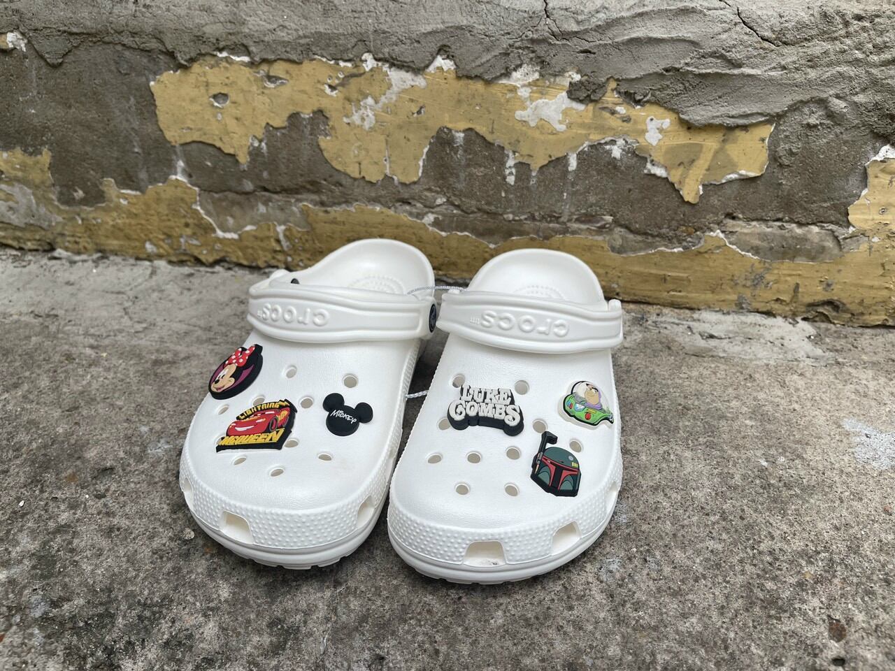 Dép sục crocs xuất dư tặng kèm 6 stickers gắn dép
