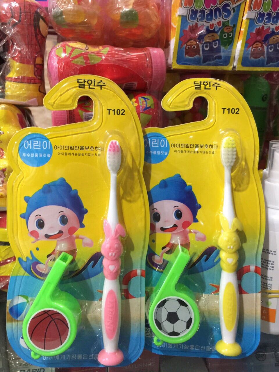 Bàn chải đánh răng tặng kèm đồ chơi dành cho bé