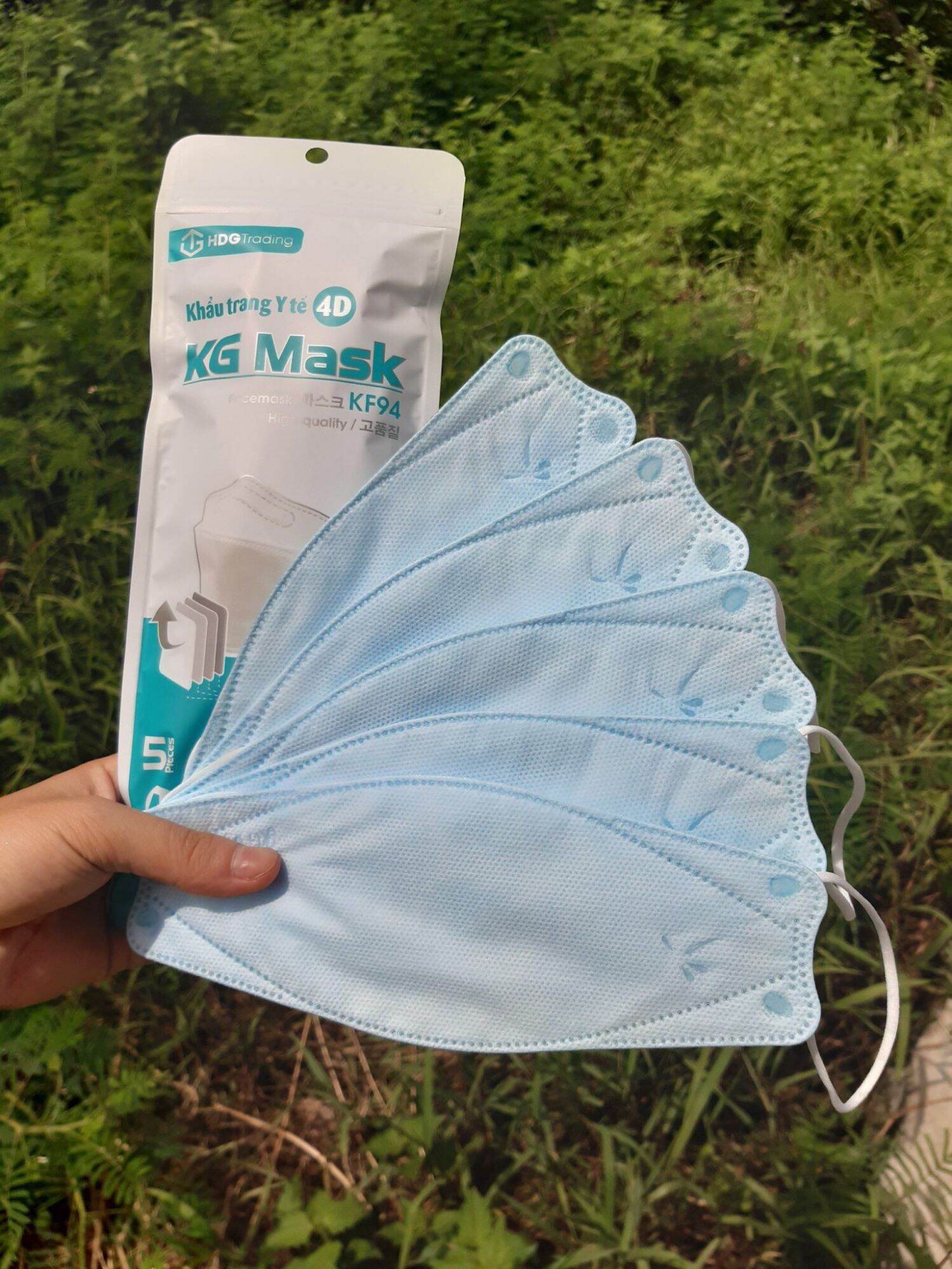 Khẩu trang 4D KG Mask KF94.➩Quy cách đóng gói : 1 túi 5 chiếc
➩Mô tả sản phẩm 
✔ 1 lớp giấy lọc kháng khuẩn, 3 lớp vải SMS kháng khuẩn 
✔ Ngăn chặn khói bụi, vi khuẩn, bảo vệ hệ hô hấp.

✔ Chất liệu vải không dệt tự nhiên, mềm mịn, không thấm nước.