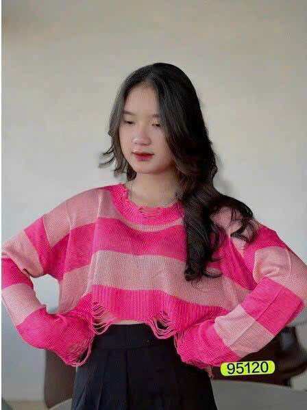 Áo len rách croptop kẻ sọc