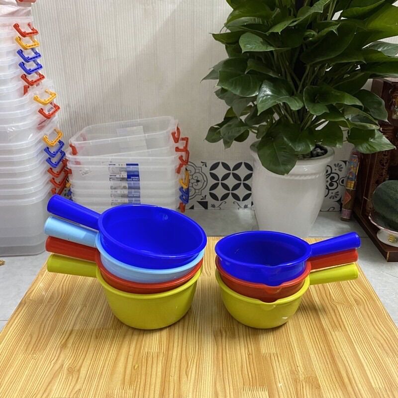 Ca Nhựa Múc Nước Cán Tròn - Dung tích 1,2 lít