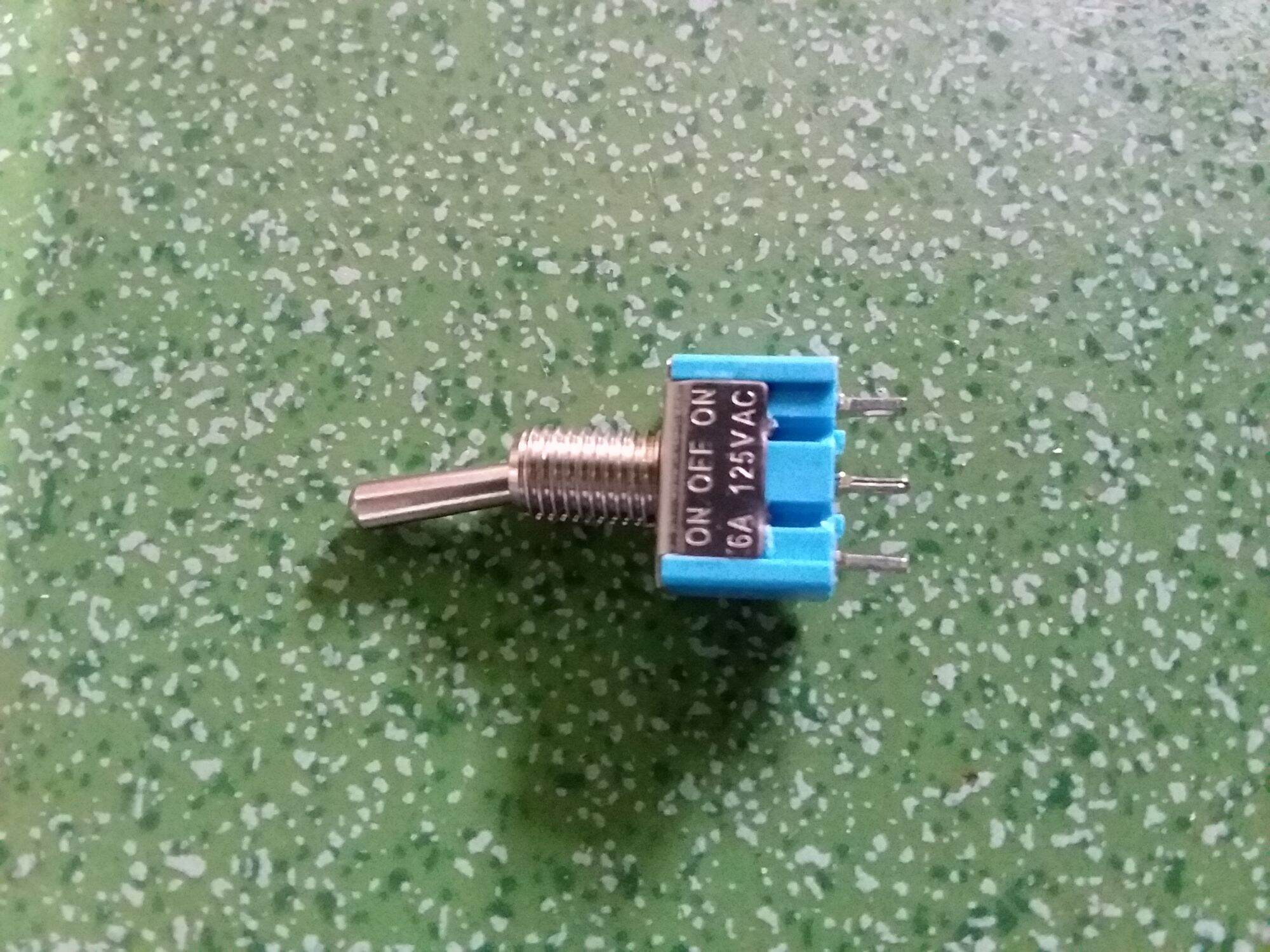 1 CHIẾC CÔNG TẮC 3 CHÂN