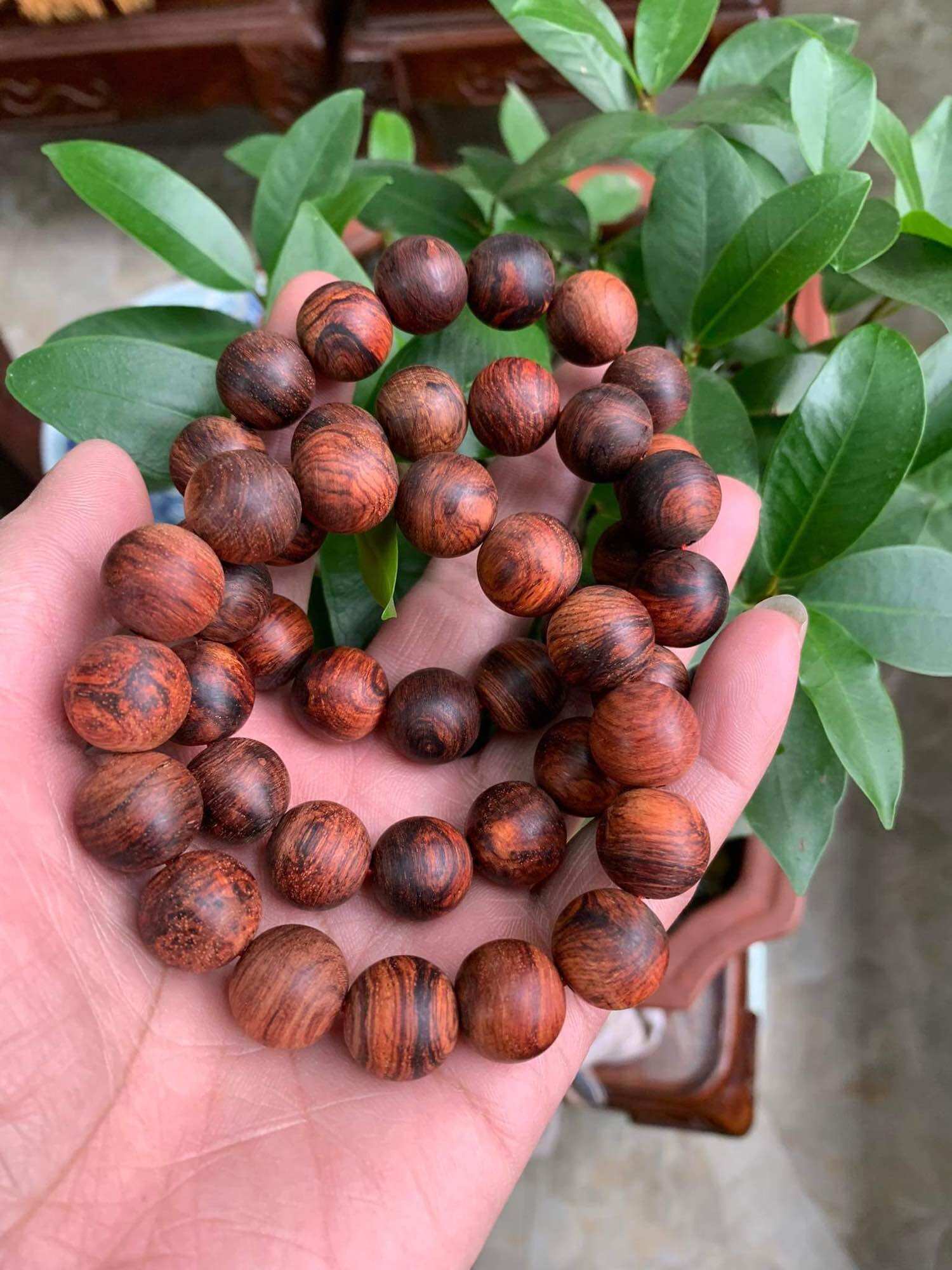 Vòng hạt gỗ sưa đỏ hàng để mộc các loại !
