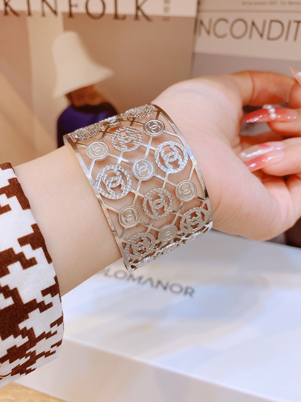 TTN7845 - Vòng tay titan Chanel chạm rỗng bản to