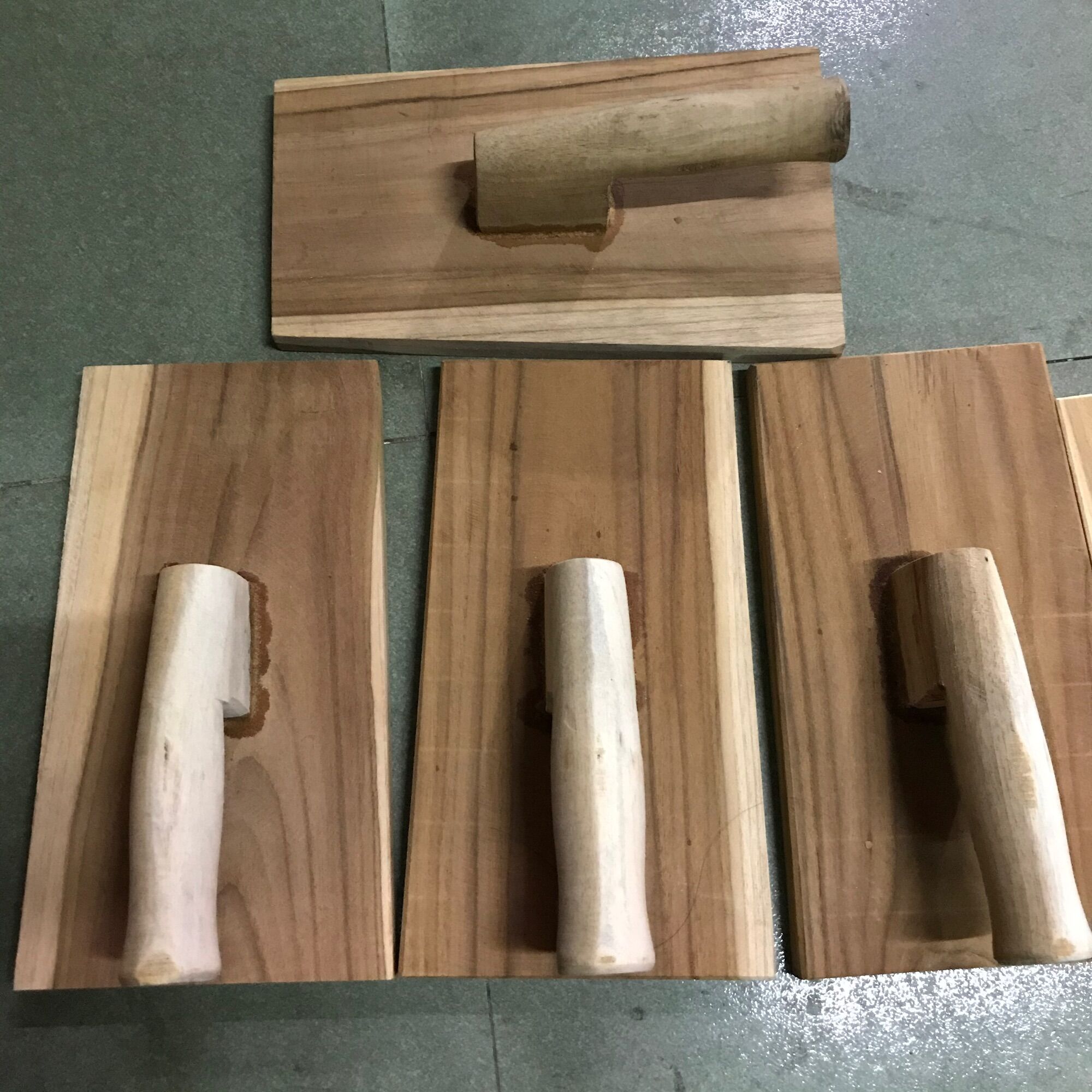 Bàn chà gỗ giá tỵ
