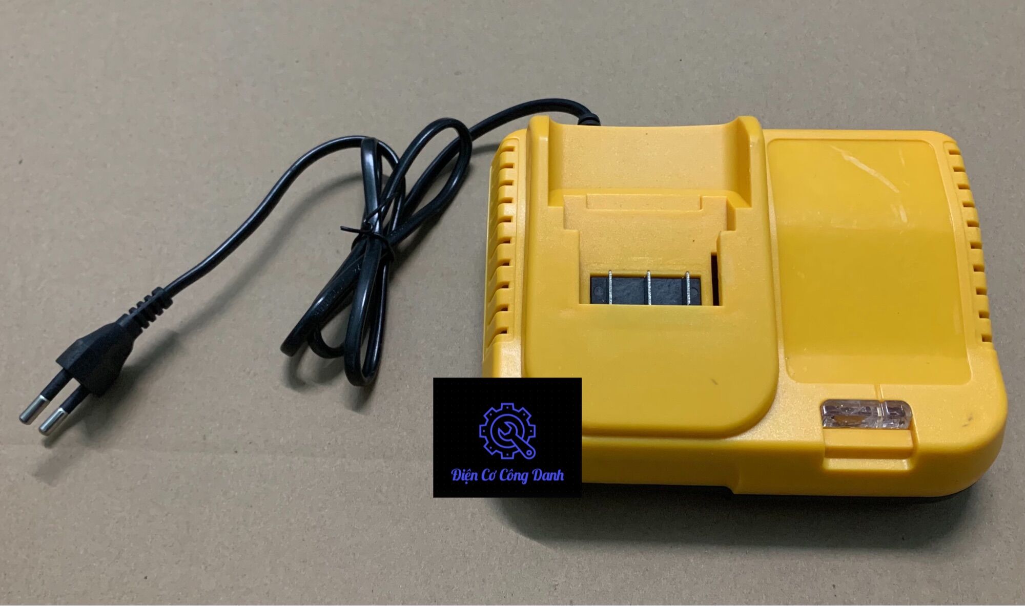 Sạc pin đế dùng sạc các loại pin 5 cell, 10 cell, 21v, 36v... Dewalt thông dụng