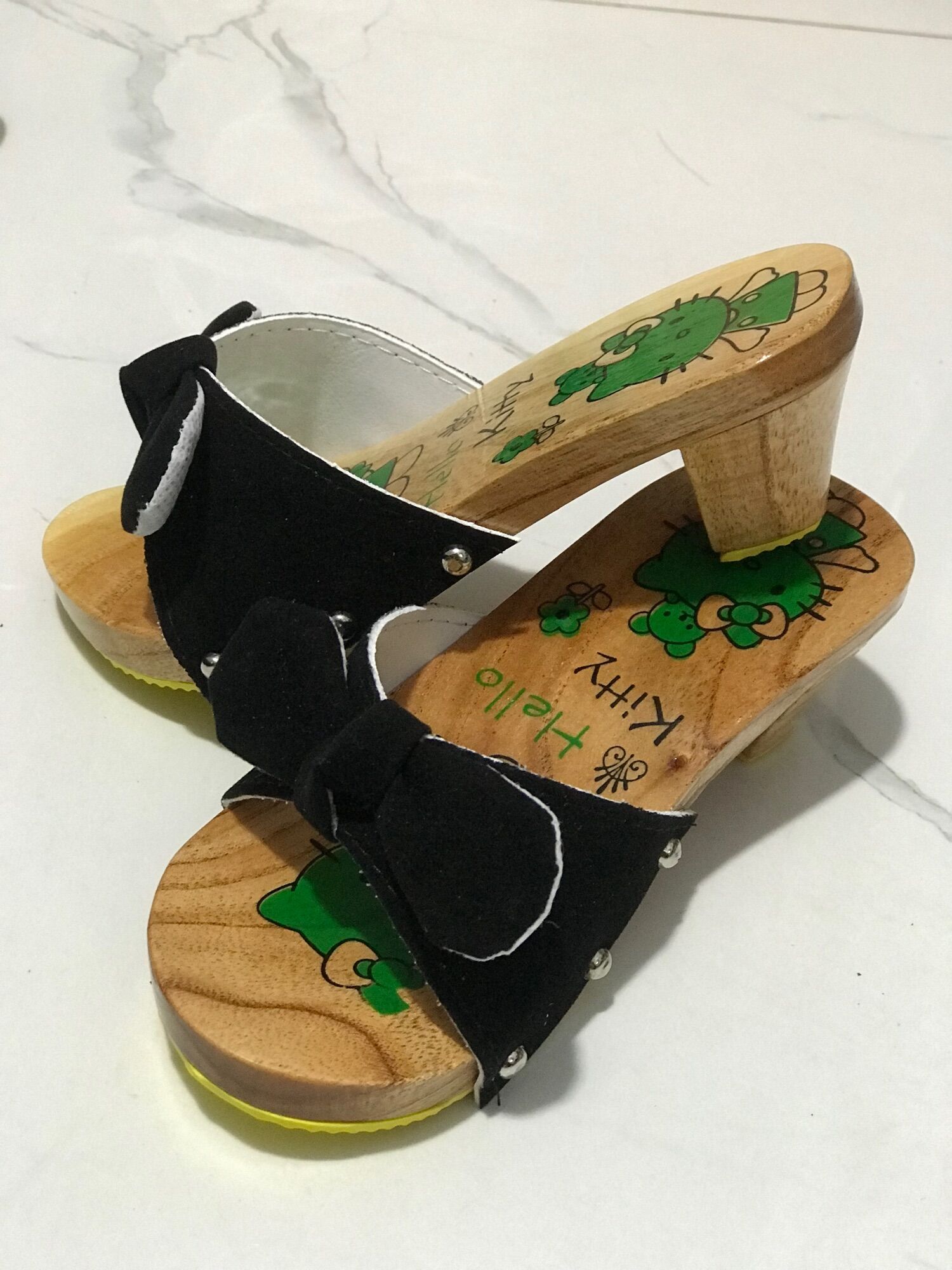 Guốc gỗ cao 3 phân kitty quai tai thỏ nhung đen cho bé từ 18 tháng - 7 tuổi, giá 70.000₫ - 75.000₫