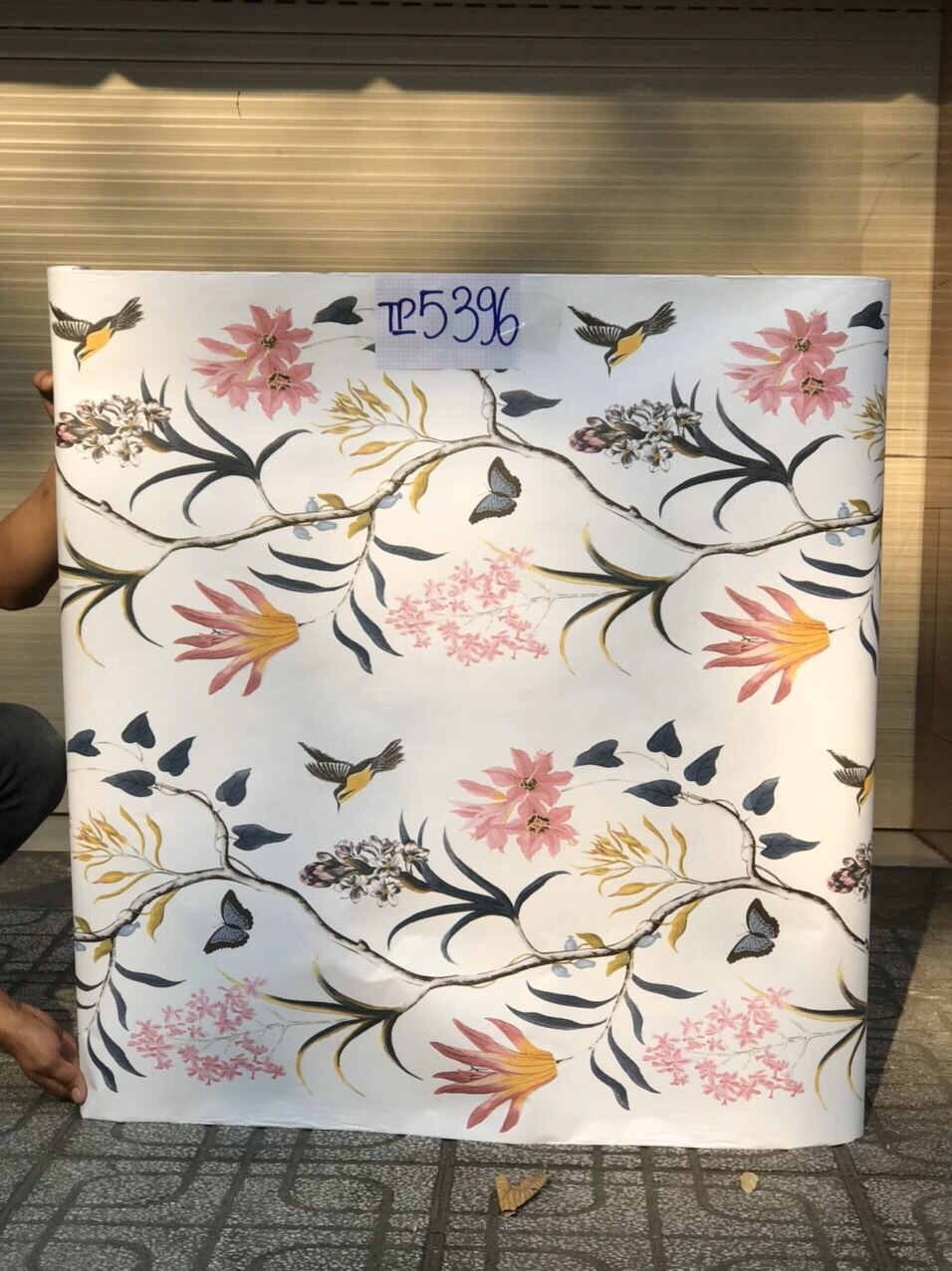 giấy dán tường có keo sẵn (kích thước: khổ 90cm*1m)