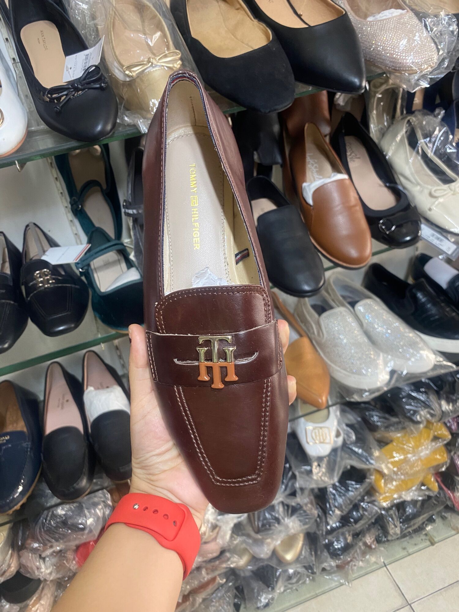 Giày loafer hiệu Tommy Hilfiger da thật, 2 màu nâu và đen, hình thật.