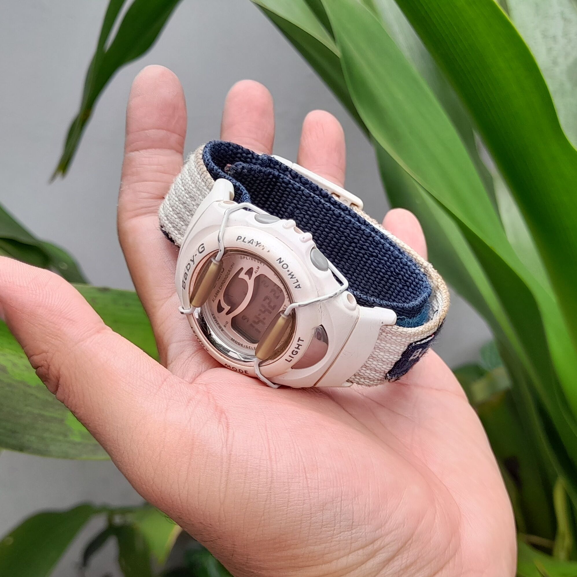 Đồng hồ CASIO BABYG trắng.