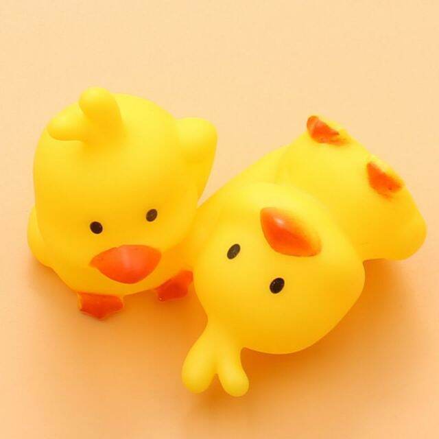 vịt thả bồn tắm kêu chíp chíp cho bé