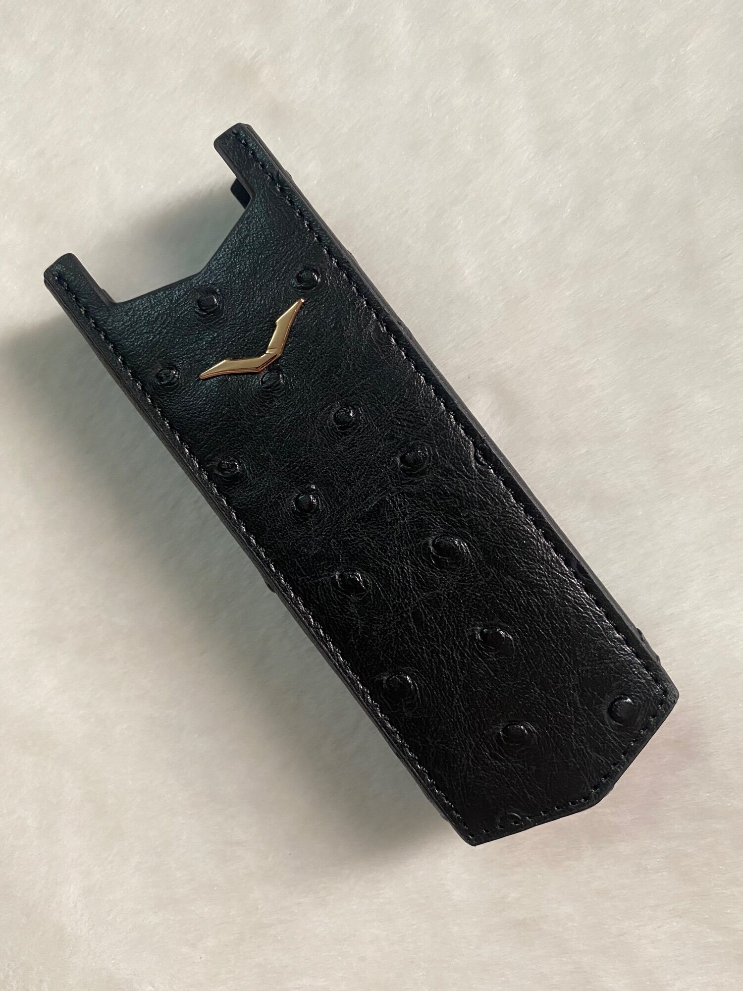 Bao da Vertu đà điểu đen logo vàng Signature S
