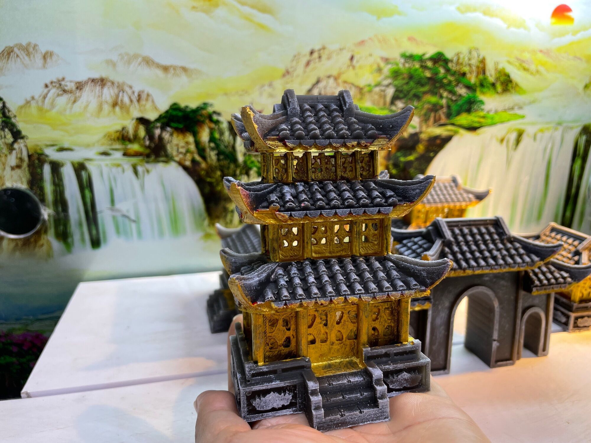 Nhà tiểu cảnh 3 tầng mái màu vàng ánh kim sa độc đáo
