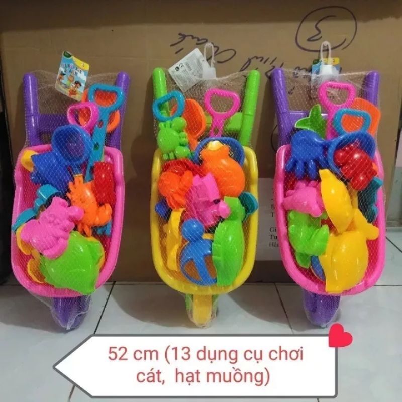 Đồ chơi xúc cát đi biển loại trung Kích thước: 45~52cm như mô tả trên hình xe cút kít - xe rùa chơi cát cho bé