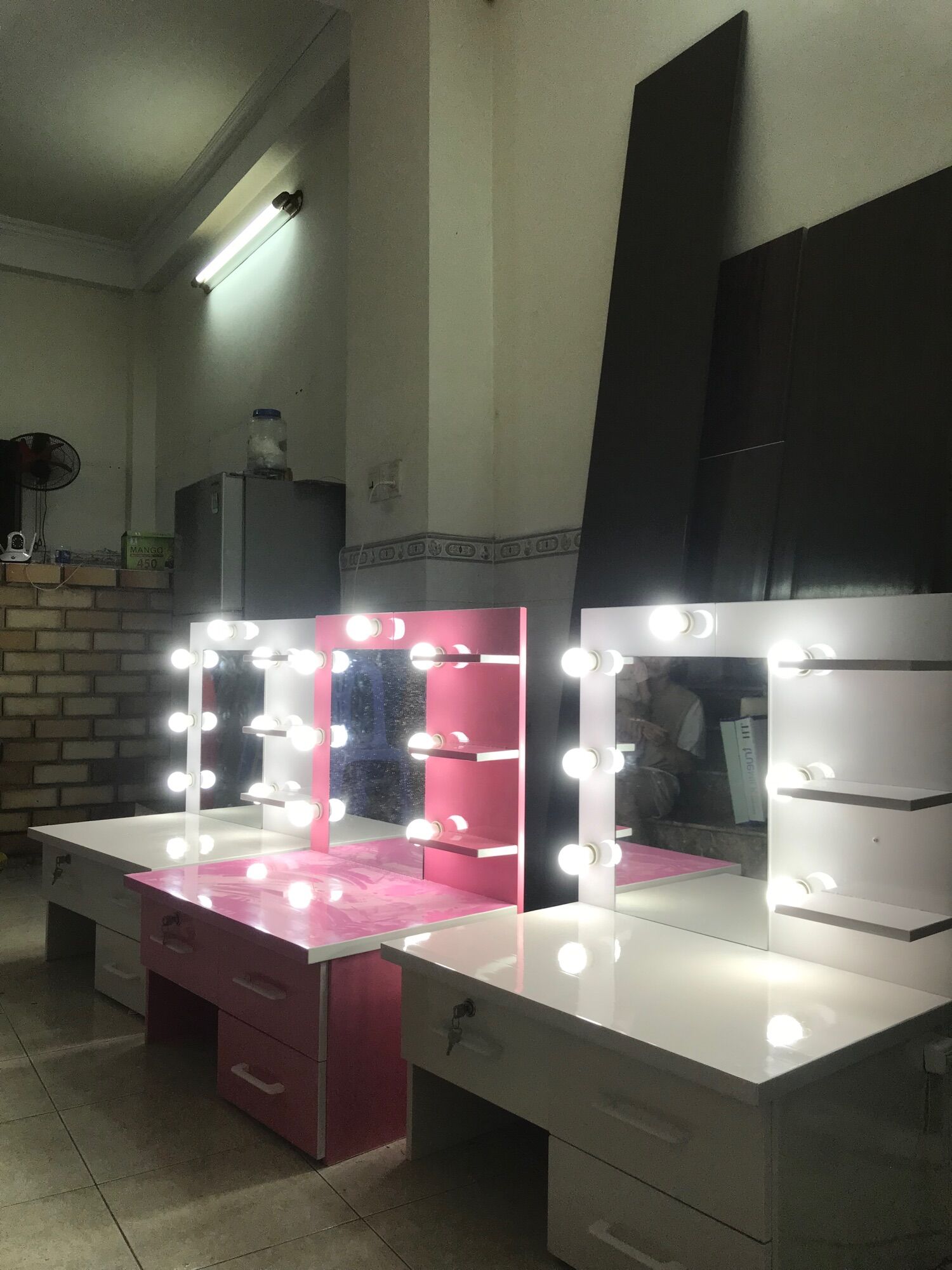 Bàn trang điểm đèn led