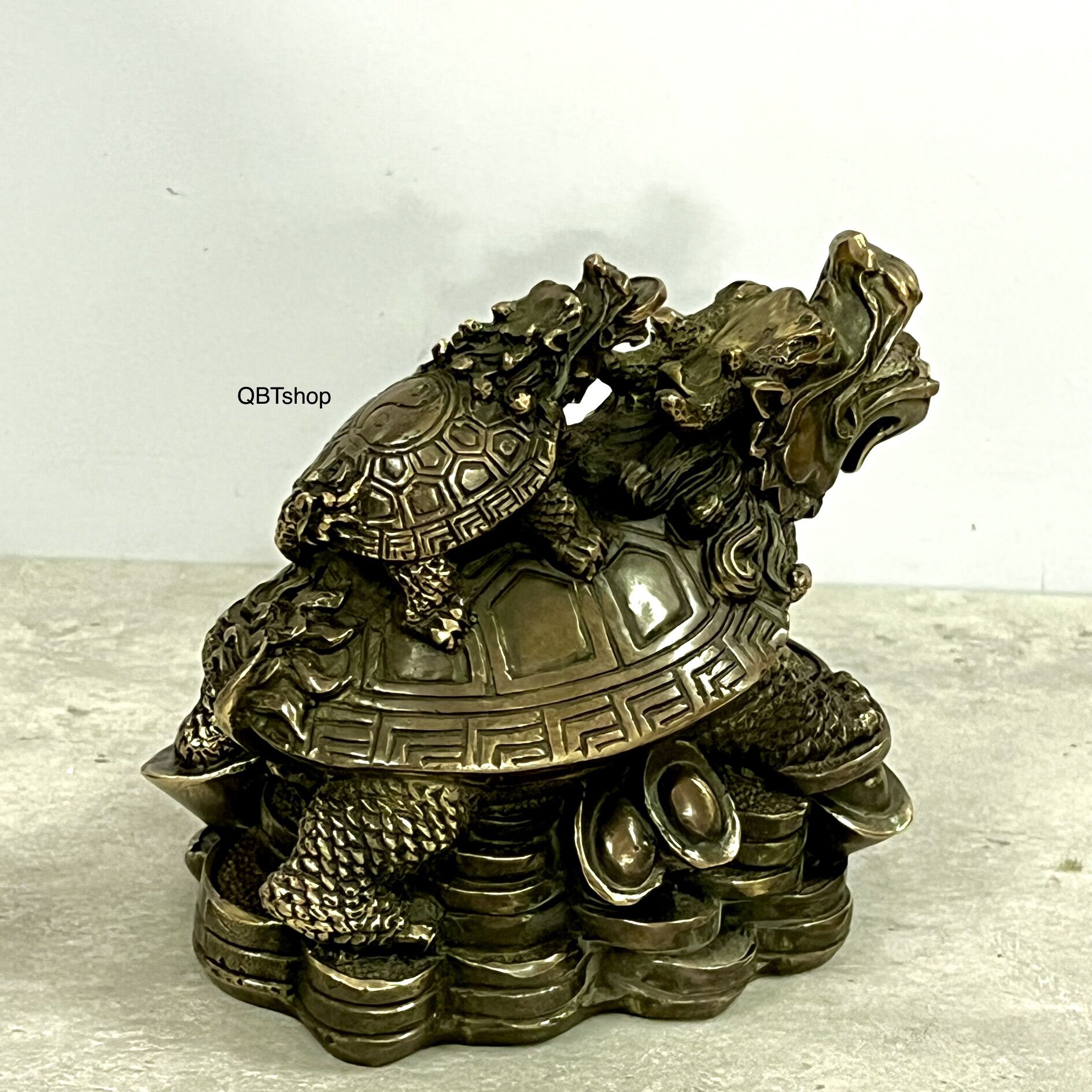 Long quy cõng con size trung bằng đồng phong thuỷ