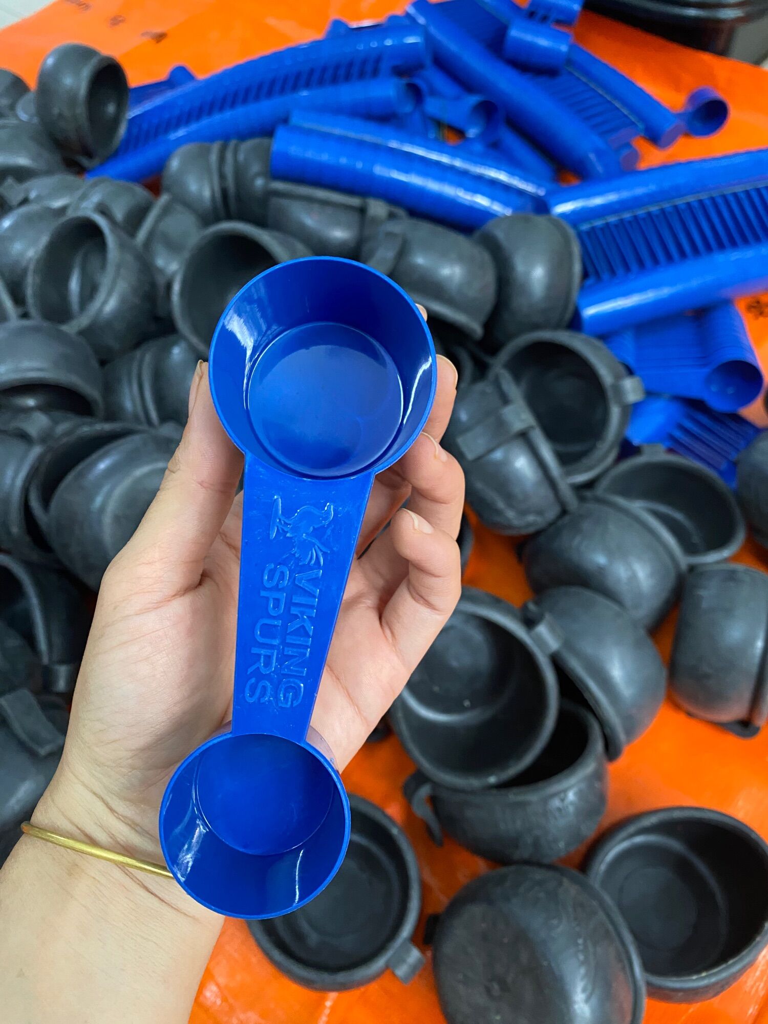 Muỗng định lượng múc thức ăn cho gà