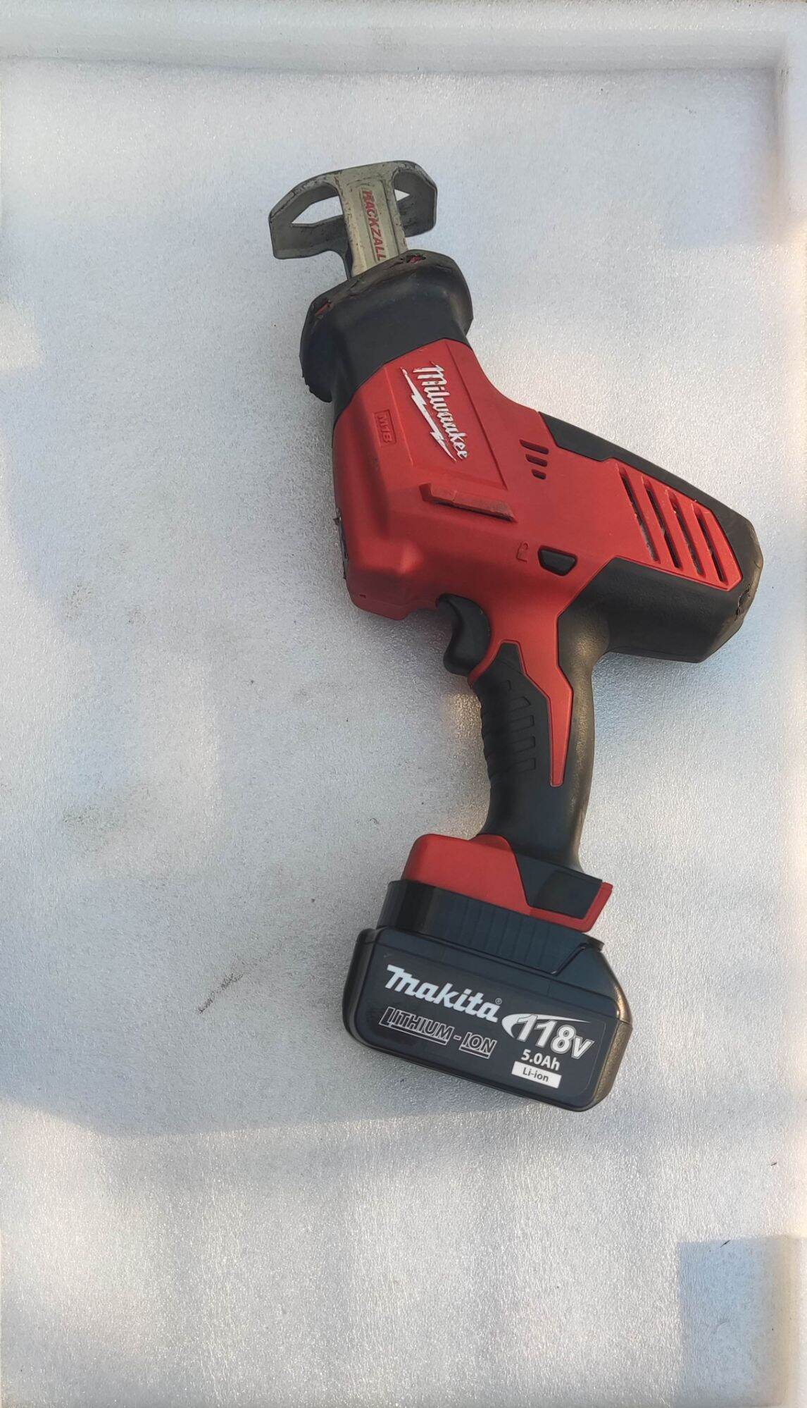 Milwauke cưa kiếm M18, 18vôn ,Thân máy cưa kiếm, ae có PIN makita sắm e về sử dụng nhé,