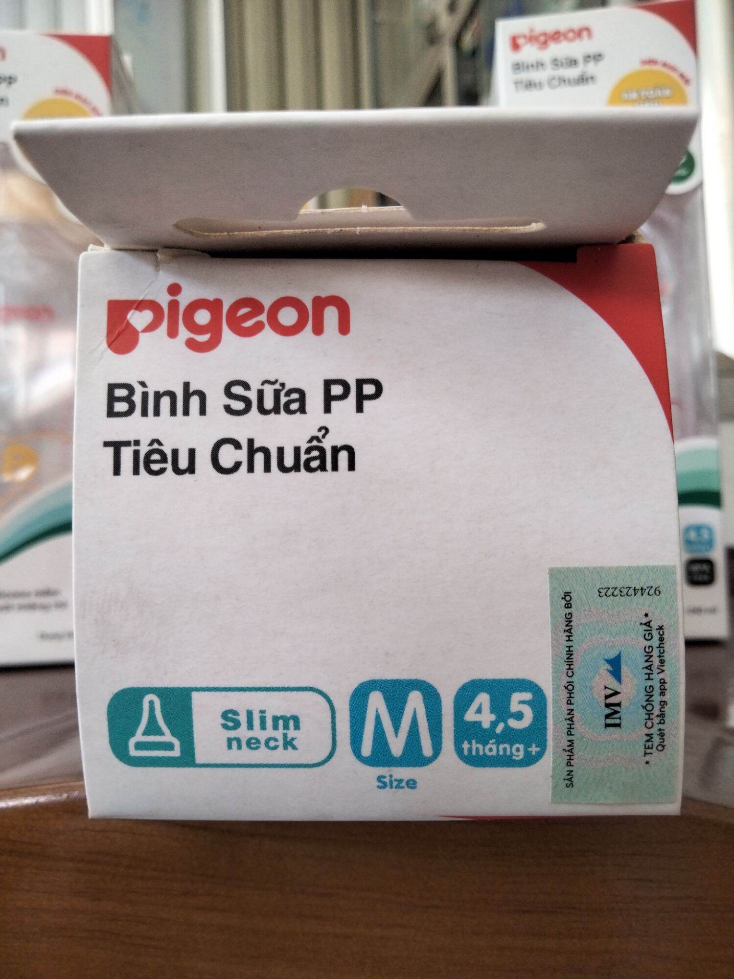 Bình sữa Pigeon dung tích 240ml.