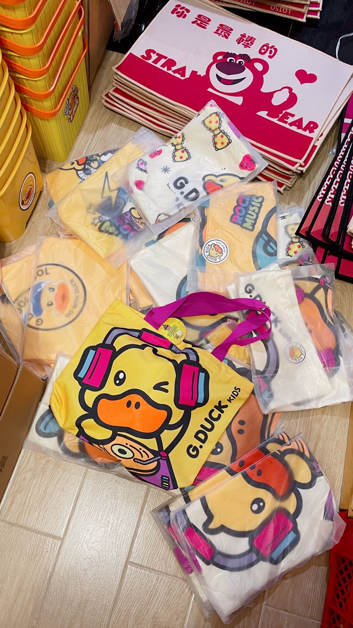 Túi xách con vịt vàng