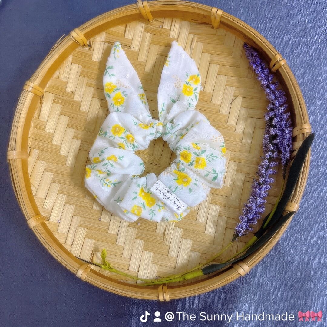 Scrunchies- Đồ cột tóc tai thỏ hoa vàng