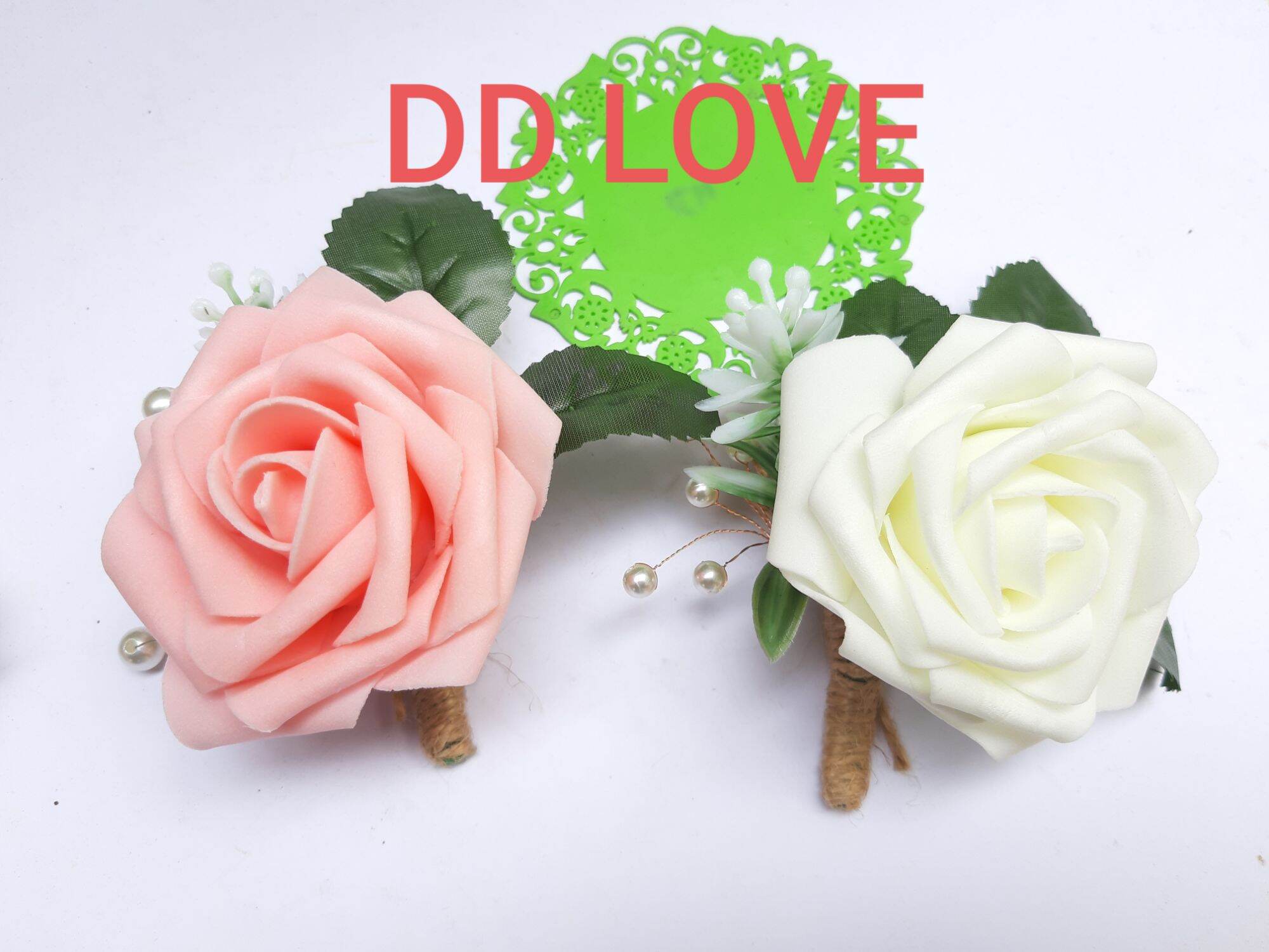 cài áo hoa hồng cho cô dâu