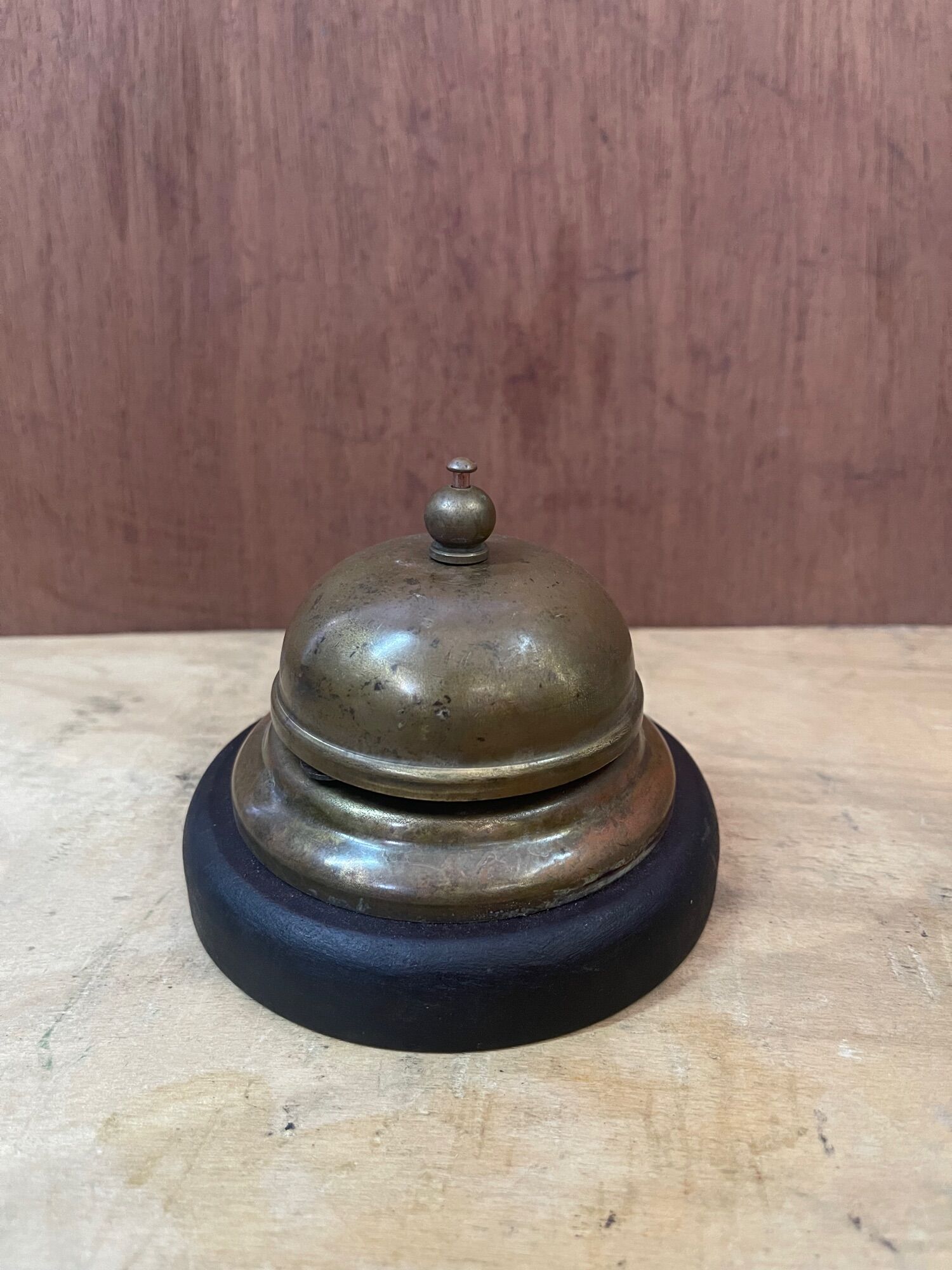 Chuông để bàn bằng đồng đế gỗ