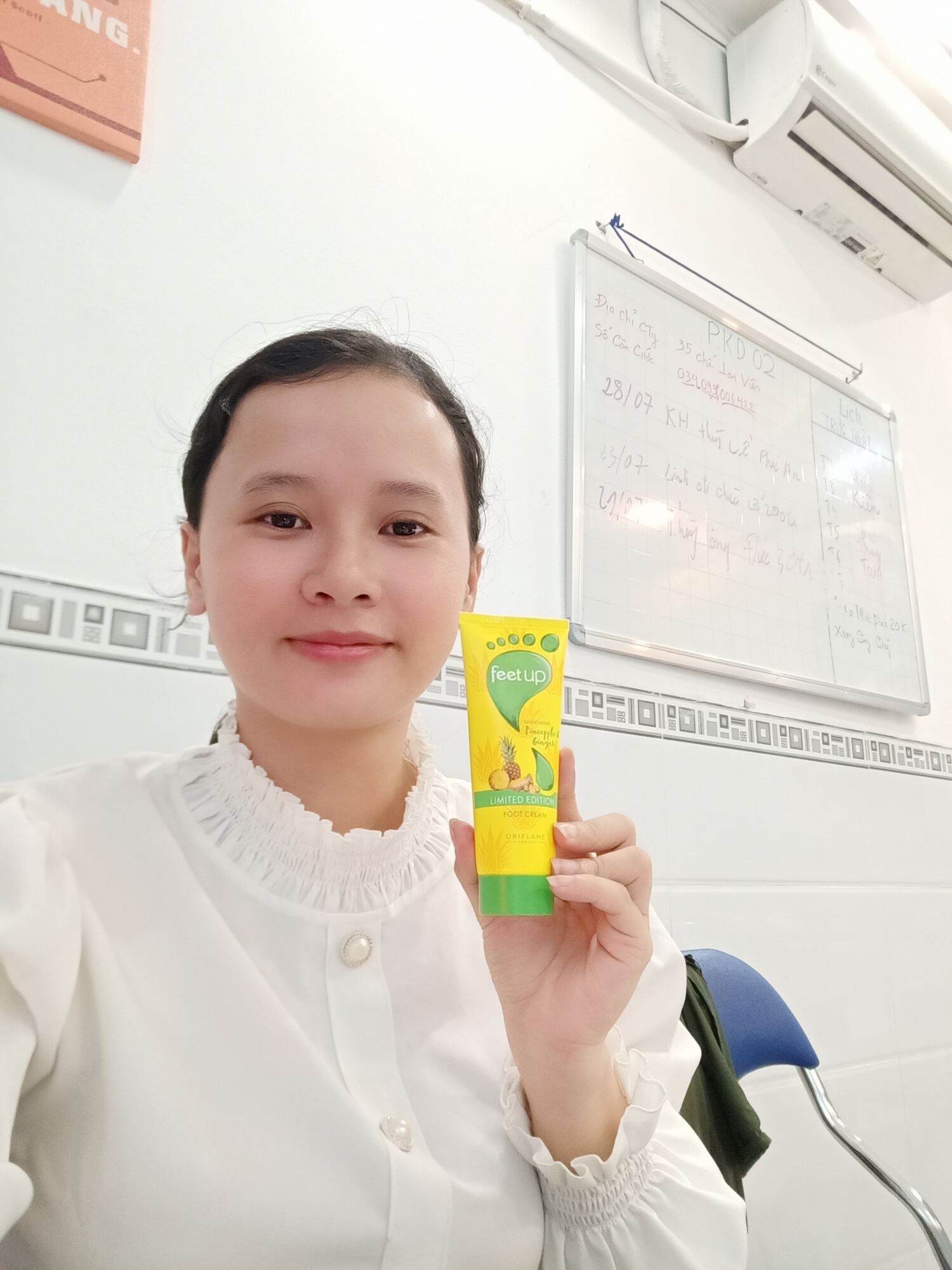Kem dưỡng da chân, trị nứt gót chân Oriflame.