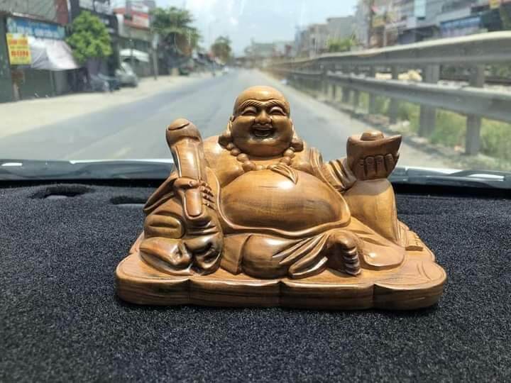 Tượng Di Lặc Ngồi cầm Vàng Gỗ Bách Xanh PU để Ô Tô - Bày bàn Làm việc