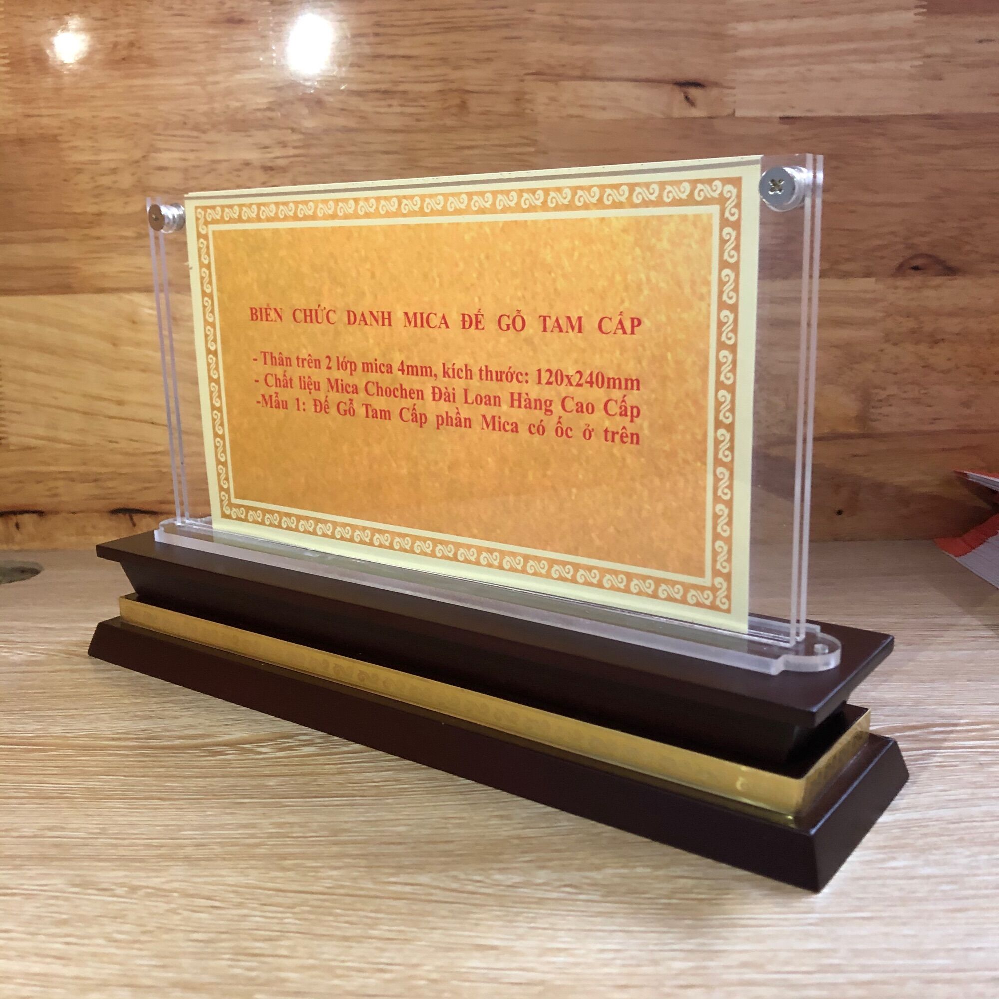 Biển Chức Danh Mica Đế Gỗ Tam Cấp