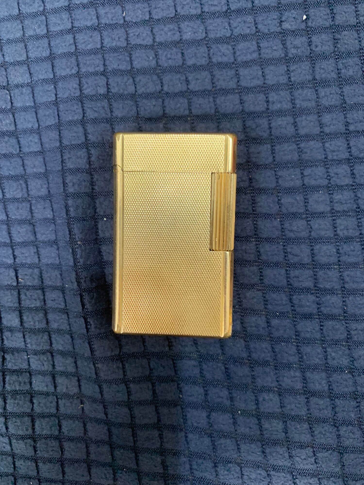 Bật lửa Dupont của Pháp.