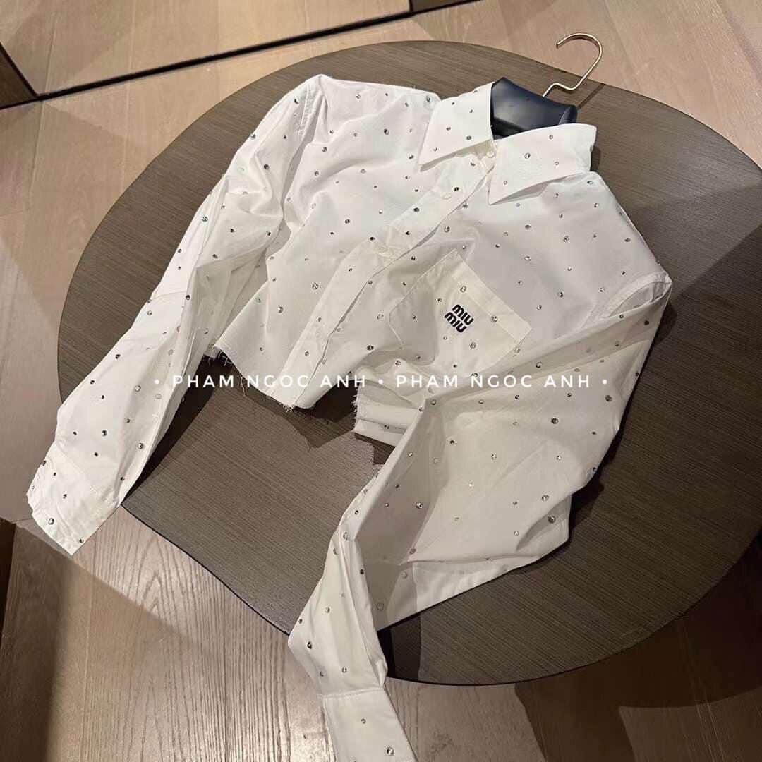 Sơmi nữ dáng croptop đính cườm cổ Đức có túi ngực