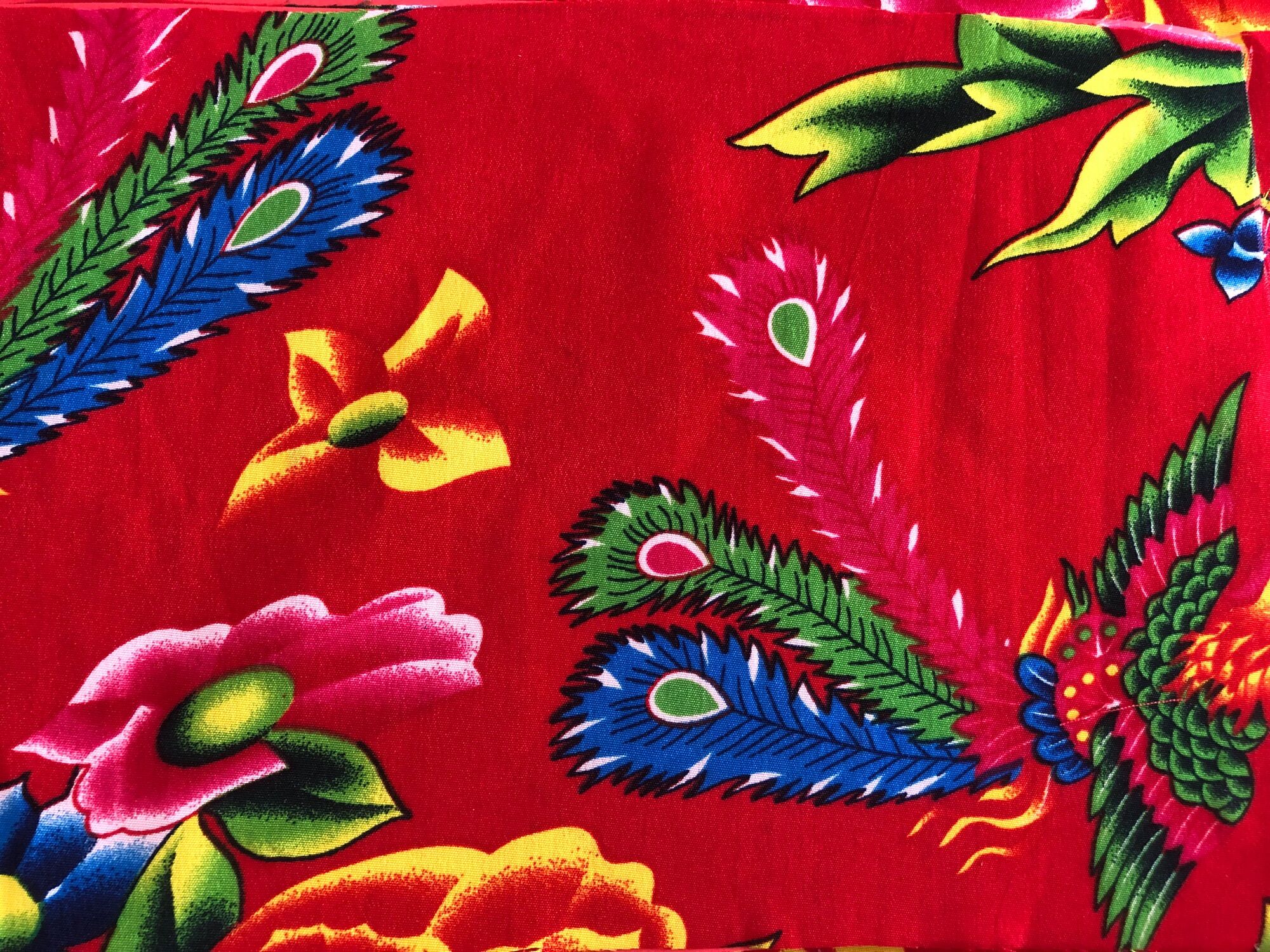 Vải con công màu đỏ.