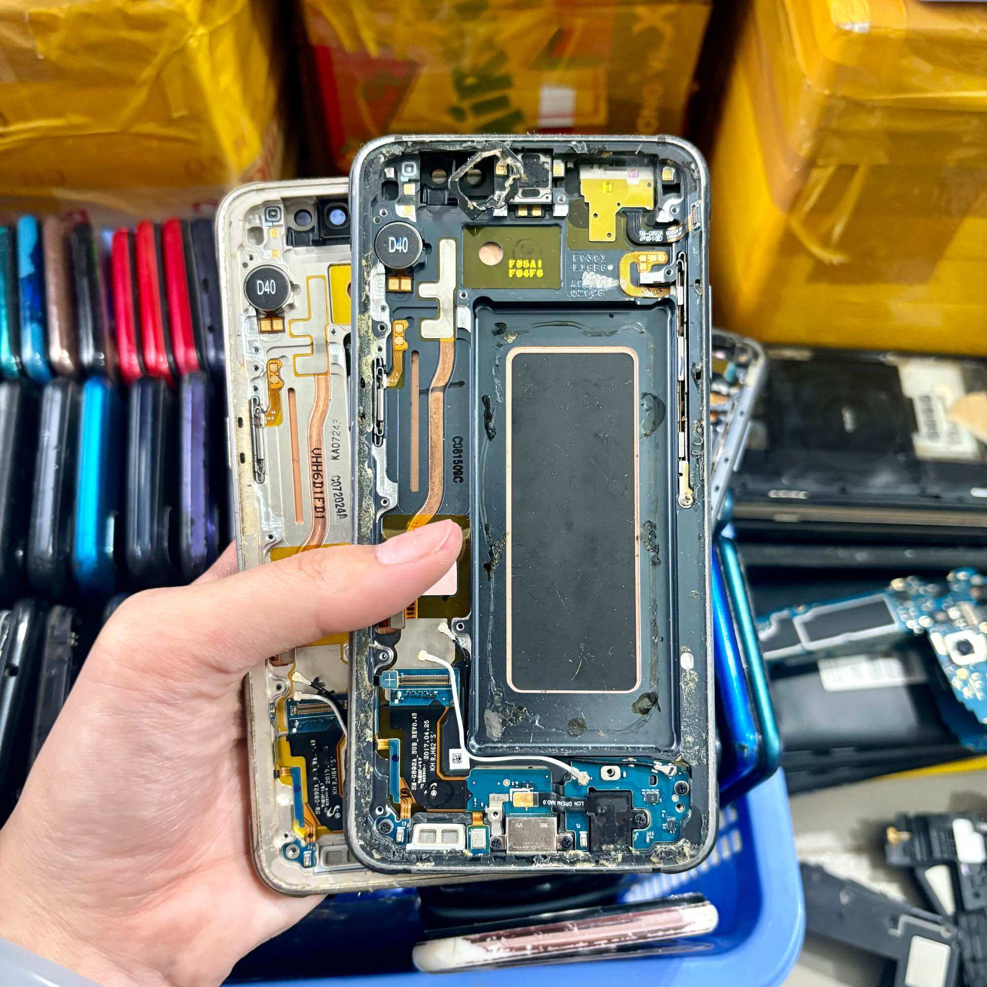 Cụm Linh Kiện Trong Samsung S8 Active ( G892 ) Zin Full ( Cụm Sạc , Rung , Loa Trong ,...) .