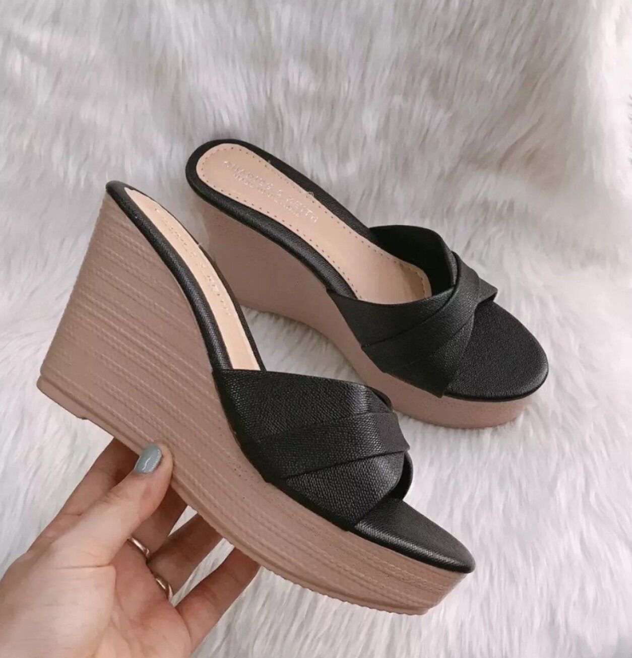 Dép xuồng đế đúc quai đắp chéo cao 9p
