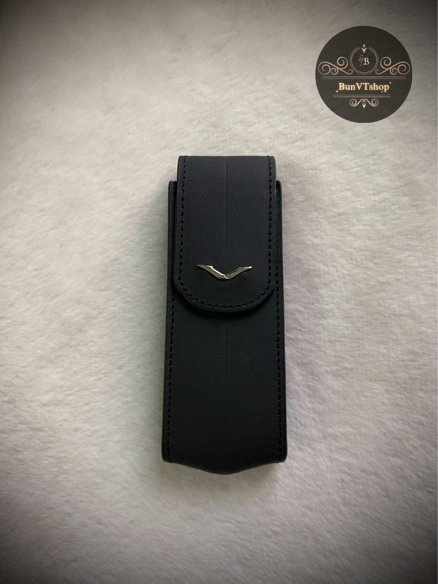 Bao da Vertu signature S đen trơn logo bạc nắp gập