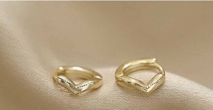 Bông tai huggie đính đá 18k gold plated
