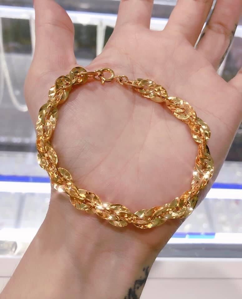 Lắc tay nữ xoắn mạ vàng 18k: Với thiết kế vòng xoắn độc đáo, lắc tay nữ xoắn mạ vàng 18K giúp nữ giới thêm phần quyến rũ và thời thượng. Vàng 18K mạ vàng ánh kim đem đến cho sản phẩm sự sang trọng và đẳng cấp.