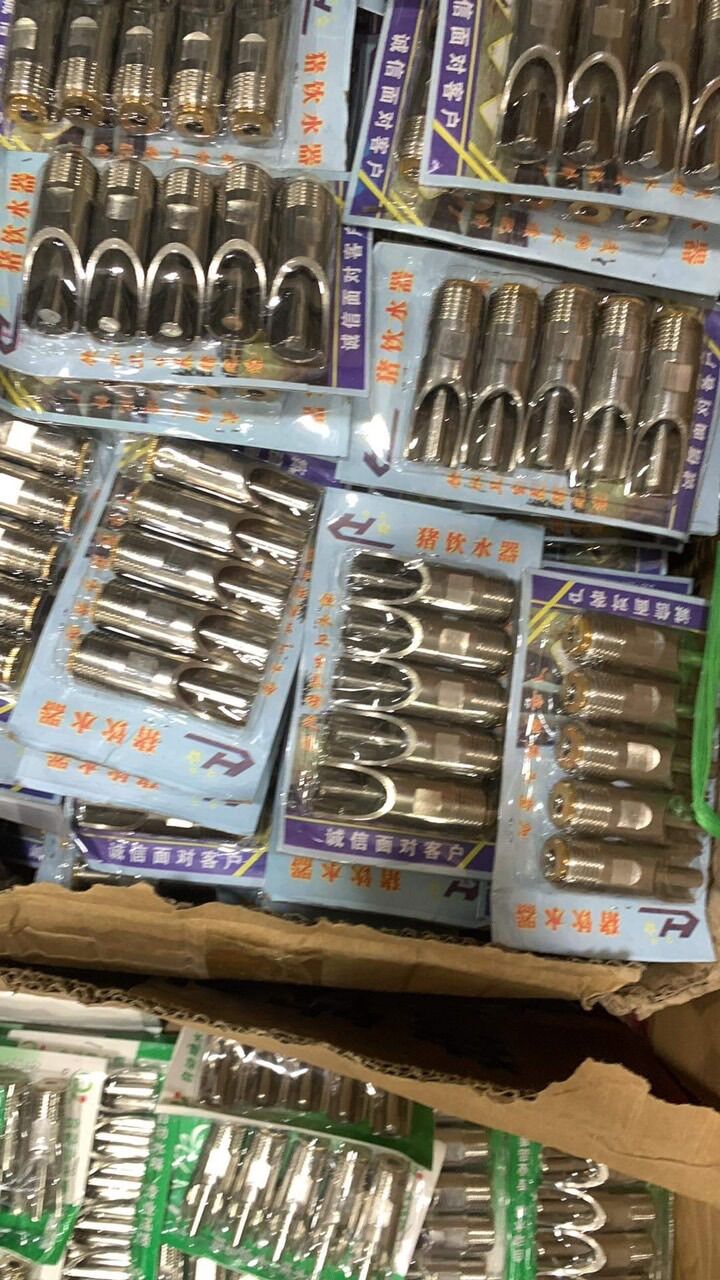 Núm uống nước tự động cho heo
