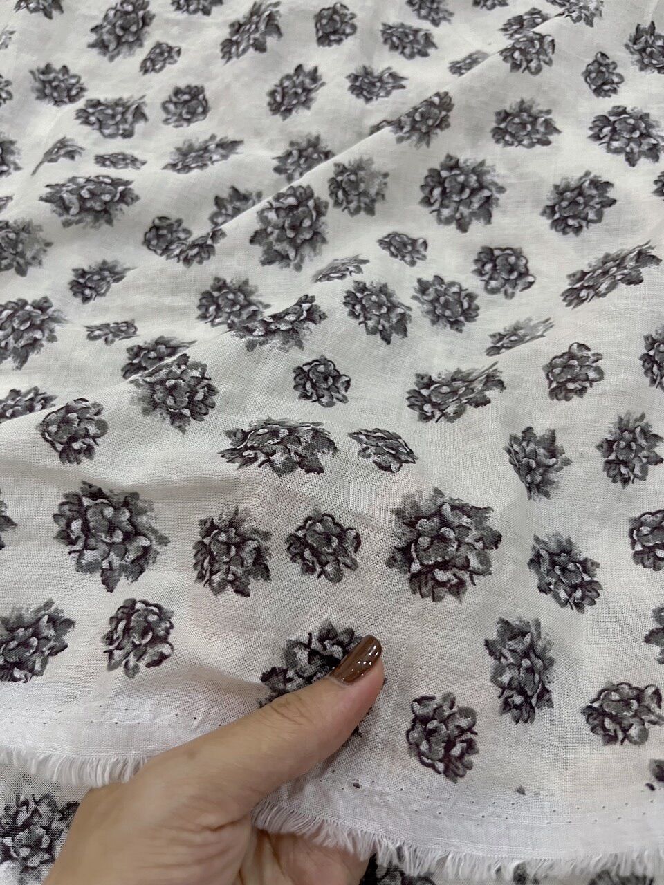 Vải Xô Boi Cotton in hoa - siêu mềm mại, mỏng nhẹ. Mặc mùa hè rất mát và xinh, may đầm lót nha